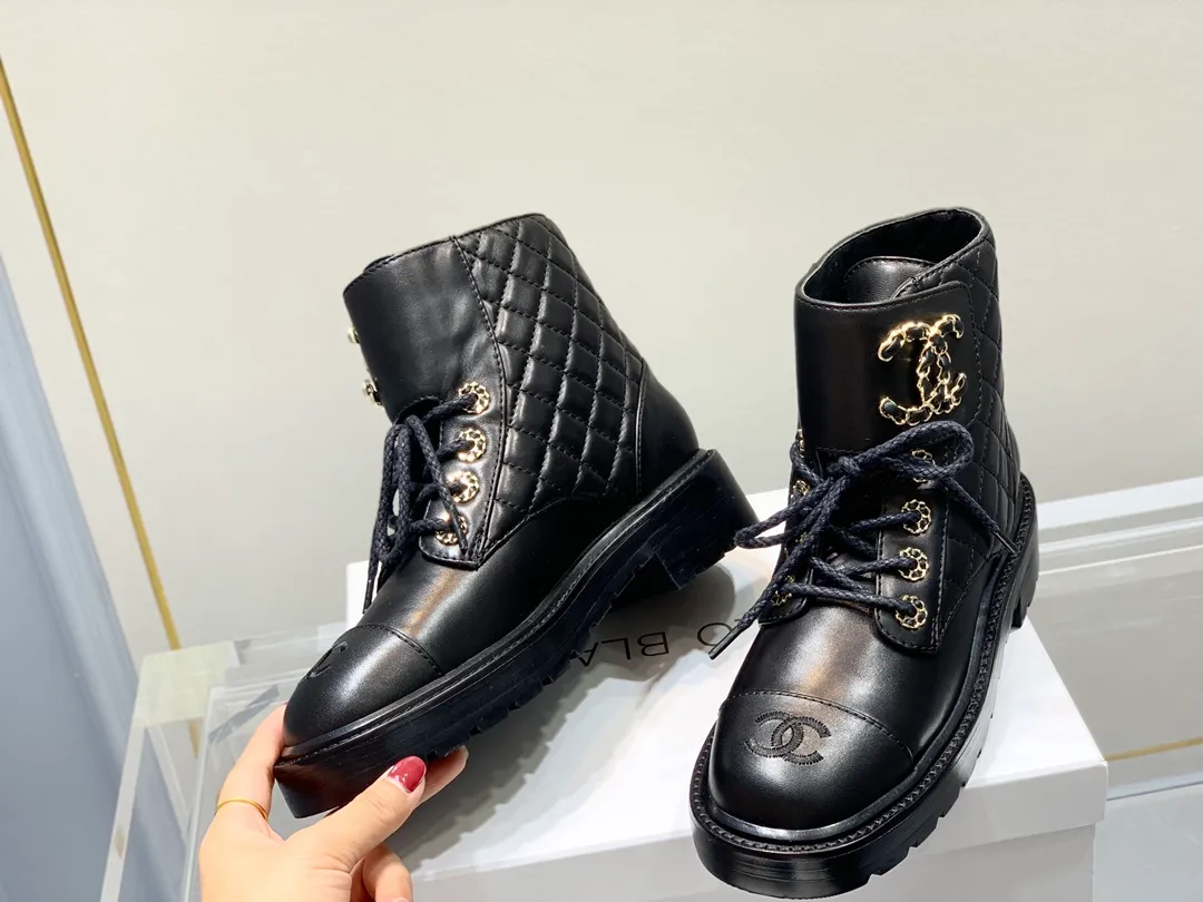👟👟Ex-factory price 560👟👟 Chanel fw21 new arrival~ Xiaoxiang's 2023 autumn and winter heavy industry popular rhombus short boots 🔥 The classic boot style in 2020, 20 models are made of matte wrinkled cowhide ⚠️2023 new style. Both black and white colors use two kinds of leather: pure sheepskin and bright wrinkled cowhide!  Classic rhombus elements and chain elements are intertwined, full of details! The shoe style is Xiaoxiang’s most classic motorcycle boots. The shape is three-dimensional and full, and it is very handsome! Custom water-dyed lambskin lining! The soles are molded to customize Class A high-purity, high-density rubber! 35-41 (34 40 41 42 43 customized, non-returnable and non-exchangeable) Color: Leather surface divided. Matte leather: nude/black/white〰️Glossy leather: black/white=3 colors